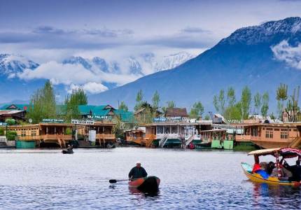 Sacred Valleys and Scenic Lakes – Amritsar to Srinagar Escape
